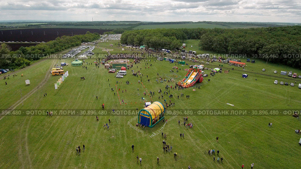 Народные гуляния в Башкирии - сабантуй - праздник плуга. Вид с воздуха. Folk festivals in Bashkiria - Sabantuy - the holiday of the plow. Aerial view. Стоковое фото, фотограф Евгений Романов / Фотобанк Лори