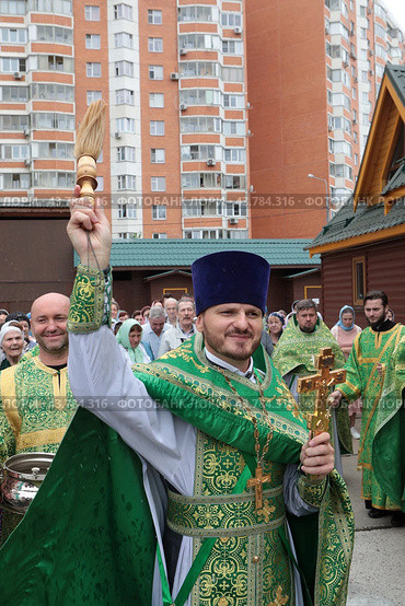 Настоятель храма иерей Евгений Николаевич Емельянов в престольный праздник Серафимовского храма Балашихи (2024 год). Редакционное фото, фотограф Дмитрий Неумоин / Фотобанк Лори