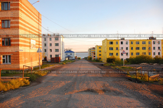 Насыпная дорога на улице города Черский, Колыма, Россия (2014 год). Стоковое фото, фотограф Daniil Nasonov / Фотобанк Лори