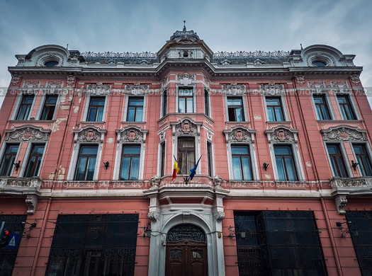 National Bank of Romania in Brasov old town, located in the Czell palace. Pink colored old building facade, traditional architectural style. Стоковое фото, агентство Ingram Publishing / Фотобанк Лори