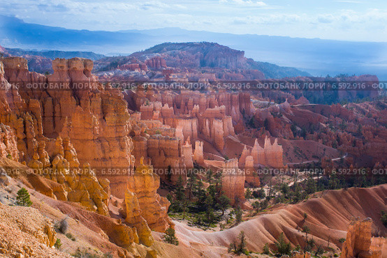 Национальный парк Брайс-Каньон (англ. Bryce Canyon National Park) на рассвете (2014 год). Стоковое фото, фотограф Ирина Кожемякина / Фотобанк Лори