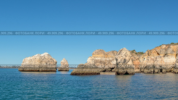 Natural rocks at Prainha in Algarve Portugal. Стоковое фото, агентство Ingram Publishing / Фотобанк Лори