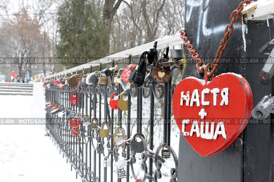 Навесной замок влюбленных как символ вечной любви. Замки любви на ограде моста в парке имени Вити Черевичкина. Ростов-на-Дону. Стоковое фото, фотограф Олег Пчелов / Фотобанк Лори