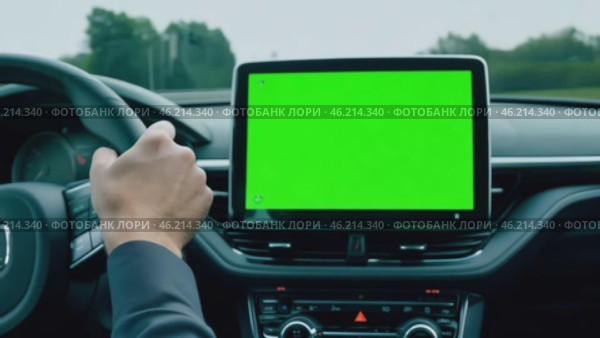 Navigator with green screen in the car dashboard. GPS module. Driver using smart phone with green background. Man steering wheel, driving on highway with smartphone navigation. Digital display monitor. Стоковое AI-видео, аниматор Марина Демидюк / Фотобанк Лори