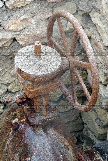 Наземная укладка магистрального водовода водопроводной сети. Water supply system and old gate valves. Стоковое фото, фотограф Татьяна Д / Фотобанк Лори