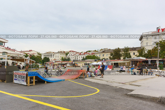 Небольшой скейт-парк на площади Трехсотлетия Российского флота в Центральном районе Севастополя. Артиллерийская бухта. Летний пасмурный день (2017 год). Редакционное фото, фотограф Наталья Гармашева / Фотобанк Лори