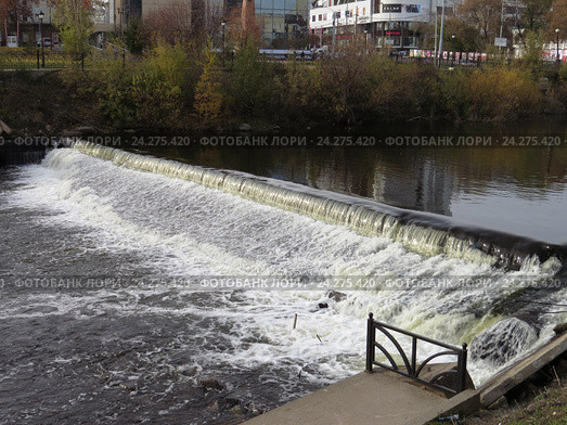 Небольшой водопад не реке Исеть в Екатеринбурге (2016 год). Редакционное фото, фотограф Владислав Сабанин / Фотобанк Лори