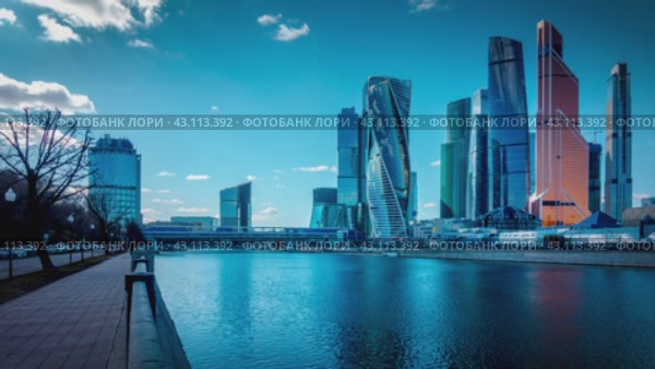 Небоскребы Московского международного делового центра «Москва-Сити» над Москвой-рекой. Движение людей по набережной реки. Москва, Россия. Таймлапс, 4K (2019 год). Редакционное видео, видеограф photoff / Фотобанк Лори