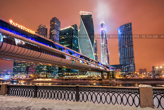 Небоскребы Москва-Сити и мост Багратион, Москва-река, Москва (2024 год). Редакционное фото, фотограф Baturina Yuliya / Фотобанк Лори