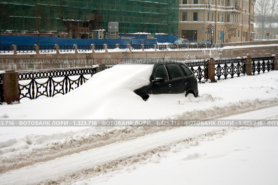 Небывалый снегопад в Петербурге. Машины в сугробах (2008 год). Стоковое фото, фотограф Корчагина Полина / Фотобанк Лори