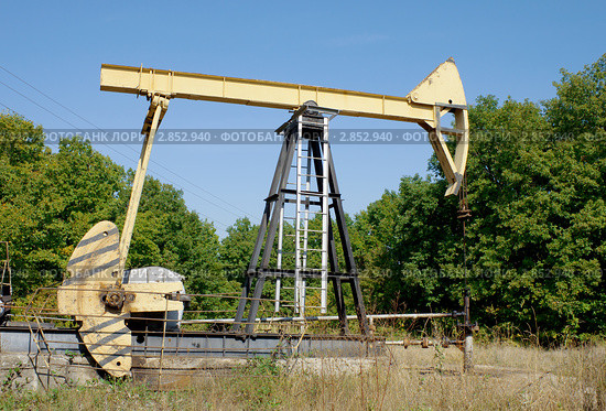 Нефтедобыча. Насос-качалка. Стоковое фото, фотограф Александр Романов / Фотобанк Лори
