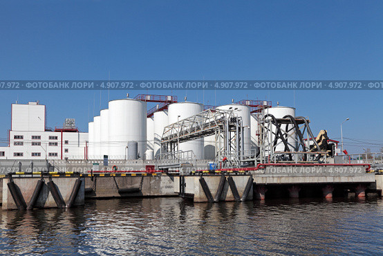 Нефтеналивной терминал на набережной Калининграда. Стоковое фото, фотограф Игорь Долгов / Фотобанк Лори
