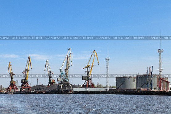 Нефтеналивной терминал в торговом порту Калининграда. Стоковое фото, фотограф Игорь Долгов / Фотобанк Лори