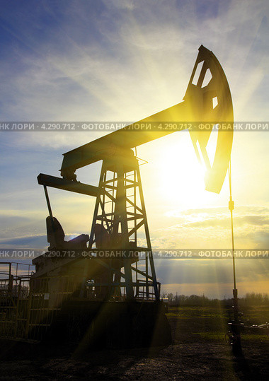Нефтяная помпа на рассвете. Стоковое фото, фотограф Михаил Коханчиков / Фотобанк Лори