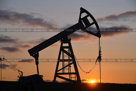 Нефтяной станок-качалка. Стоковое фото, фотограф Александр Манзюк / ТАСС / Фотобанк Лори