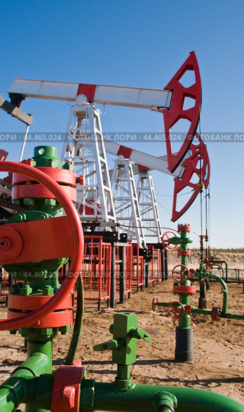 Нефтяные качалки - старый традиционный метод добычи нефти из недр. Стоковое фото, фотограф Павел Просянов / Фотобанк Лори