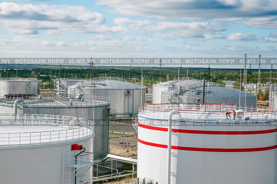 Нефтяные цистерны. Стоковое фото, фотограф Павел Просянов / Фотобанк Лори