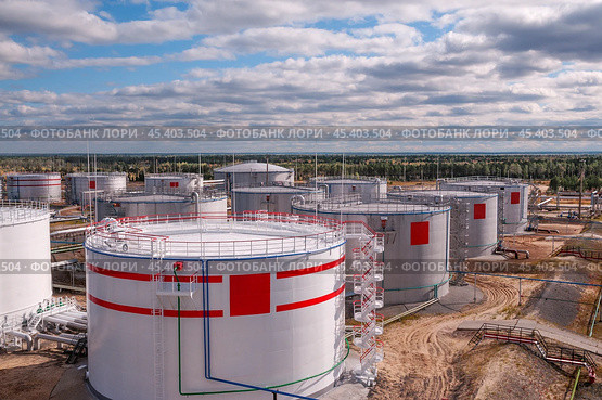 Нефтяные цистерны. Стоковое фото, фотограф Павел Просянов / Фотобанк Лори