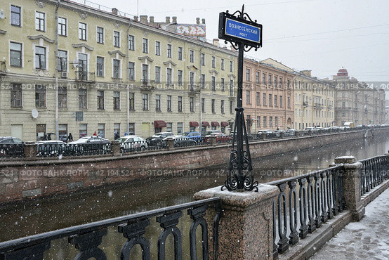 Ненастная весенняя погода в Санкт-Петербурге. На набережных канала Грибоедова. Вознесенский мост (2017 год). Стоковое фото, фотограф Александр Алексеев / Фотобанк Лори