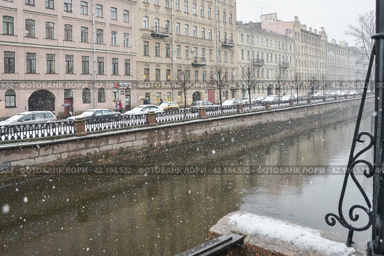 Ненастная весенняя погода в Санкт-Петербурге. На набережных канала Грибоедова (2017 год). Стоковое фото, фотограф Александр Алексеев / Фотобанк Лори