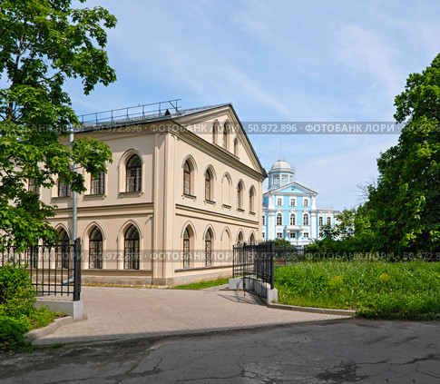 Neo-gothic house and Voronzov Mansion (Novoznamenka Estate, St. Petersburg), blue-and-white Baroque palace by Trezzini and Rinaldi, summer view with green meadow. Стоковое фото, фотограф Елена  Попкова / Фотобанк Лори