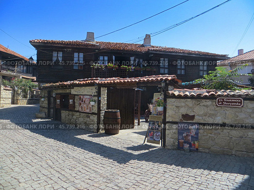 Nesebar, Bulgaria. August 01, 2024.Old Nessebar.A typical Nessebar apartment building. Local tavern. Редакционное фото, фотограф Мария Фетисова / Фотобанк Лори