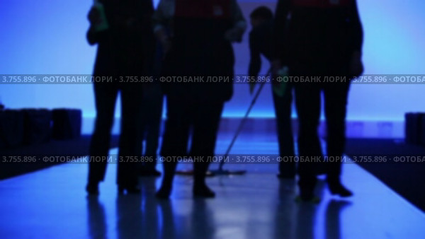 Несколько уборщиков моют подиум после шоу. Стоковое видео, видеограф Losevsky Pavel / Фотобанк Лори