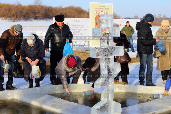 Неспешное наливание святой воды из реки Тура. Тюмень (2017 год). Редакционное фото, фотограф Анатолий Матвейчук / Фотобанк Лори