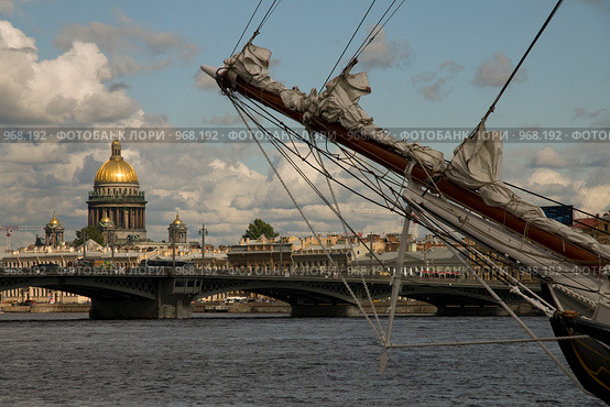 Нева. Собор и мост. Бушприт судна. Санкт-Петербург (2009 год). Стоковое фото, фотограф Александр Алексеев / Фотобанк Лори