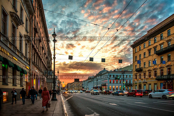 Невский проспект на закате. Санкт-Петербург (2024 год). Редакционное фото, фотограф Оксана / Фотобанк Лори