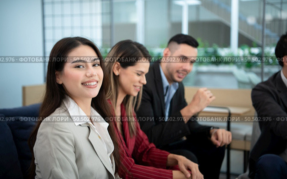 New business group person get serious about doing business, Even during the meeting’s break, they continued to analyze and exchange ideas. Стоковое фото, агентство Ingram Publishing / Фотобанк Лори