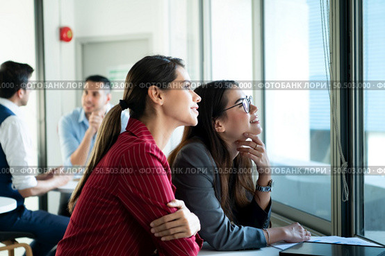 New business group person get serious about doing business, Even during the meeting’s break, they continued to analyze and exchange ideas. Стоковое фото, агентство Ingram Publishing / Фотобанк Лори