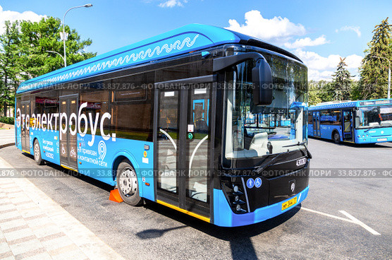 New electric bus at the city street in Moscow (2019 год). Редакционное фото, фотограф FotograFF / Фотобанк Лори