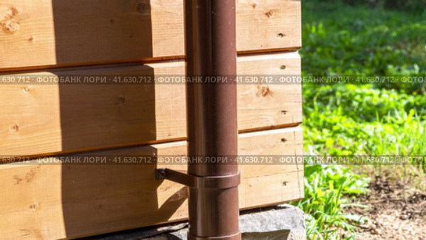 New plastic rainwater drain pipe on a wooden house. Стоковое видео, видеограф FotograFF / Фотобанк Лори