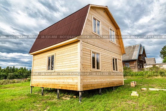 New small wooden house under construction at the village. Стоковое фото, фотограф FotograFF / Фотобанк Лори