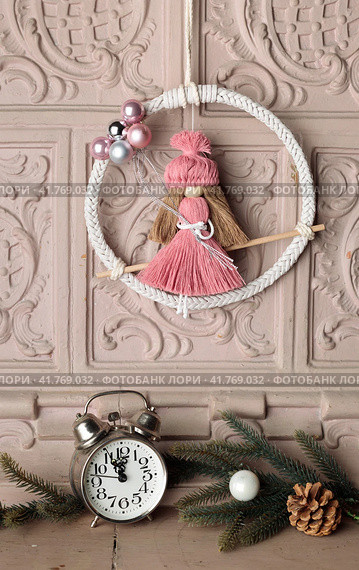 New Year's home decor. Interior design. A wreath on the fireplace, a vintage clock and fir branches. Стоковое фото, фотограф Bogdanova Mariia / Фотобанк Лори