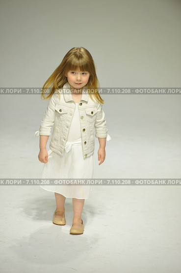 NEW YORK, NY - OCTOBER 18: A model walks the runway during the Chloe preview at petitePARADE Kids Fashion Week at Bathhouse Studios on October 18, 2014 in New York City. Редакционное фото, фотограф Anton Oparin / Фотобанк Лори