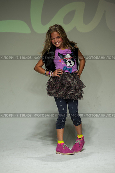 NEW YORK, NY - OCTOBER 19: A model walks the runway during the Clarks preview at petitePARADE Kids Fashion Week at Bathhouse Studios on October 19, 2014 in New York City. Редакционное фото, фотограф Anton Oparin / Фотобанк Лори
