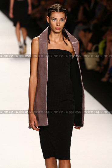 NEW YORK, NY - SEPTEMBER 05: A model walks the runway at the Project Runway (Alexander Knox) show during MBFW Spring 2015 at Lincoln Center on September 5, 2014 in NYC. Редакционное фото, фотограф Anton Oparin / Фотобанк Лори
