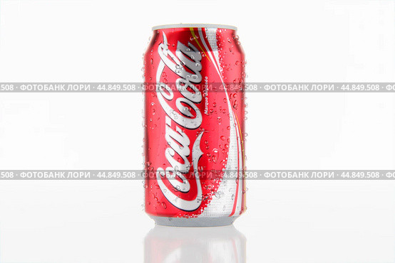 New York, USA - June 09, 2023: Classic Coca-Cola can on White Background. Coca-Cola Company is most popular market leader in world. Редакционное фото, фотограф Павел Муравьев / Фотобанк Лори