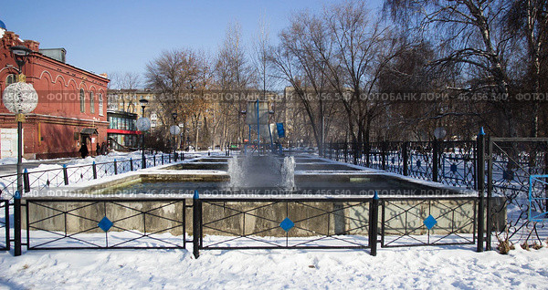 Незамерзающий фонтан в феврале. Саратов. Редакционное фото, фотограф Евгений Будюкин / Фотобанк Лори