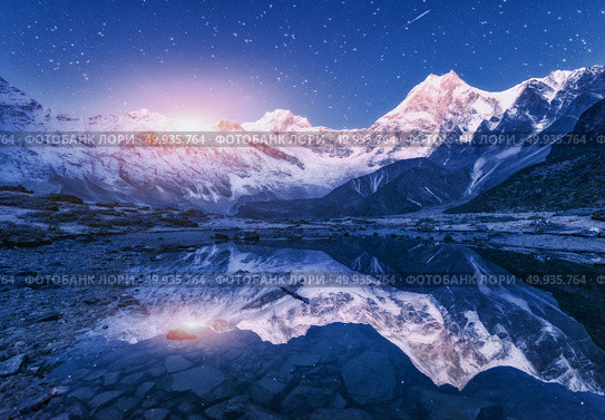 Night scene with himalayan mountains and mountain lake at starry night in Nepal. Landscape with high rocks with snowy peak and sky with stars and moon reflected in water. Moonrise Beautiful Manaslu. Himalayn mountains and mountain lake at starry night in Nepal. Стоковое фото, агентство Ingram Publishing / Фотобанк Лори