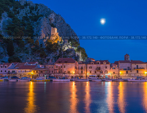 Night view of a tower Mirabella with the moon and reflection (2015 год). Стоковое фото, фотограф Михаил Аккуратoв / Фотобанк Лори