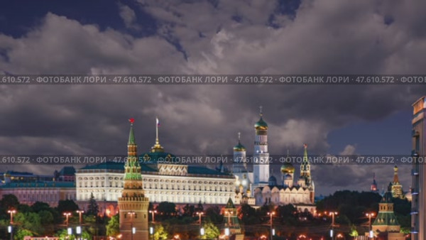 Night view of the Moscow Kremlin, Russia (most popular view). Against the background of a beautiful sky with clouds. Стоковое видео, видеограф Владимир Журавлев / Фотобанк Лори