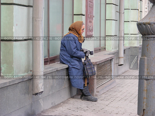 Нищая пожилая женщина просит милостыню. Моховая улица. Город Москва (2012 год). Редакционное фото, фотограф lana1501 / Фотобанк Лори