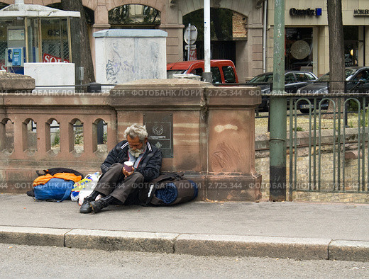 Нищий на улице Страсбурга (2011 год). Редакционное фото, фотограф Валентина Троль / Фотобанк Лори