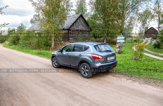 Nissan Qashqai vehicle at the countryside. Text in Russian: milk, curd (2020 год). Редакционное фото, фотограф FotograFF / Фотобанк Лори