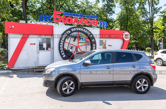 Nissan Qashqai vehicle near the tire shop, car service (2021 год). Редакционное фото, фотограф FotograFF / Фотобанк Лори