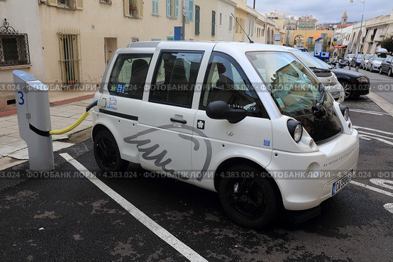 Ницца (Nice). Пилотный проект - предназначенный для свободного проката городской электроавтомобиль, на стоянке-заправке (2013 год). Редакционное фото, фотограф Татьяна Лата / Фотобанк Лори