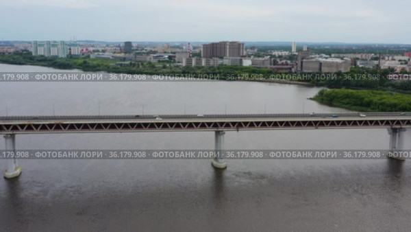Нижний Новгород. Река Ока. Вид на метромост. Вид с воздуха. Nizhny Novgorod. Oka River. View of the Metro bridge. Aerial view. (2020 год). Стоковое видео, видеограф Евгений Романов / Фотобанк Лори